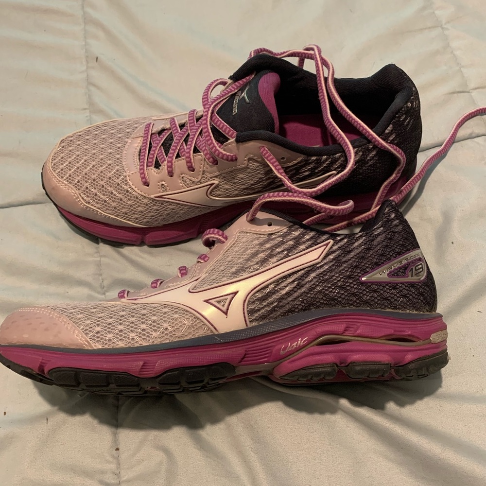 MIZUNO WAVE RIDER 19... size 8.5